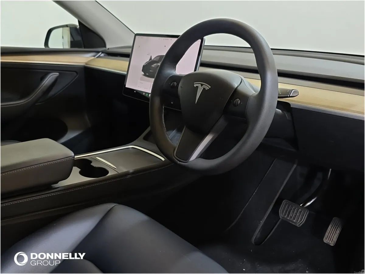 Tesla Model Y Hatchback - Image 4