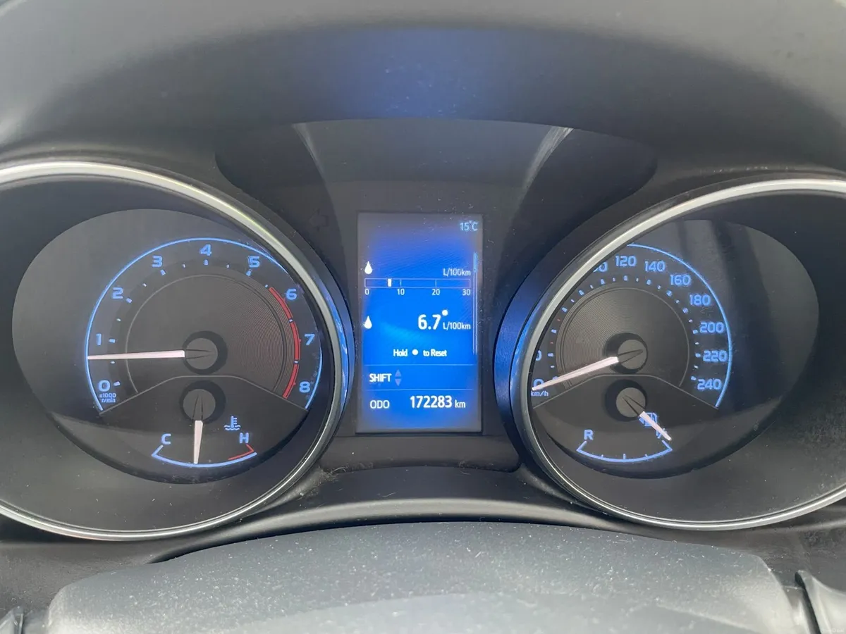 Toyota Auris 2016 - Image 2