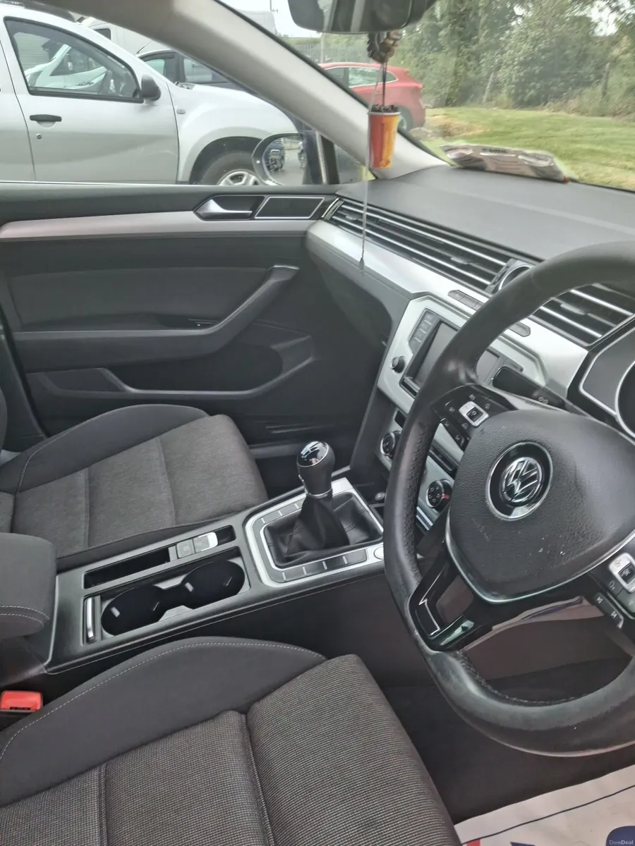Volkswagen Passat 2016 - Image 2