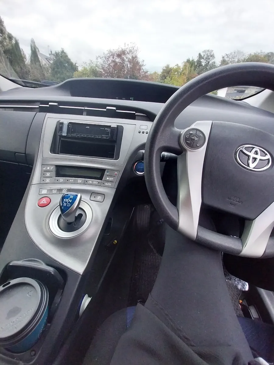 Toyota Prius 2015 - Image 2