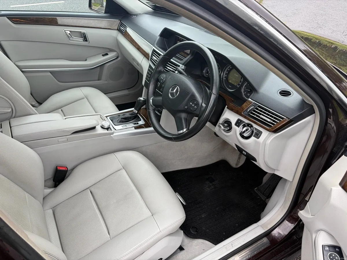 2010 Mercedes E200 - Image 4