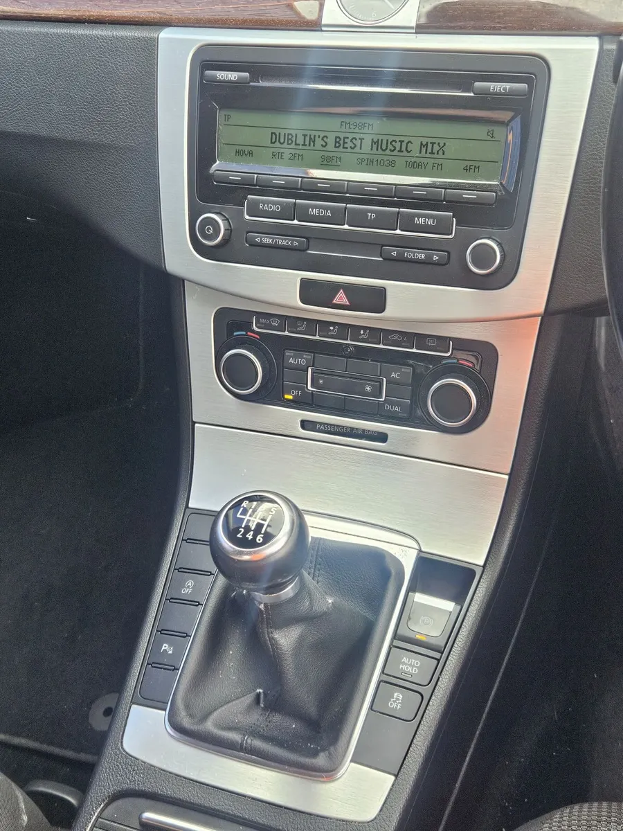 Volkswagen Passat 2010 - Image 3