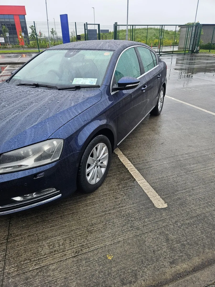 Volkswagen Passat 2010 - Image 2