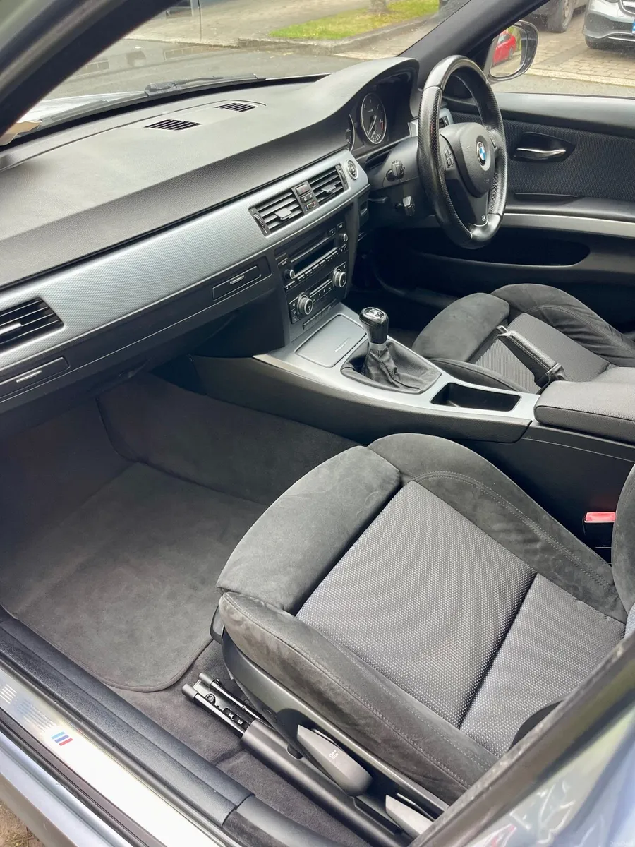 BMW 3-Series 2009 - Image 4