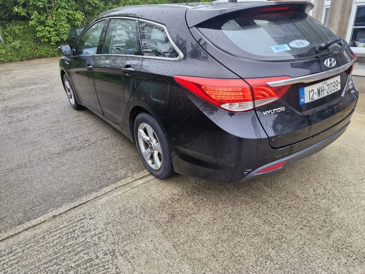 Hyundai i49 estate - Image 2