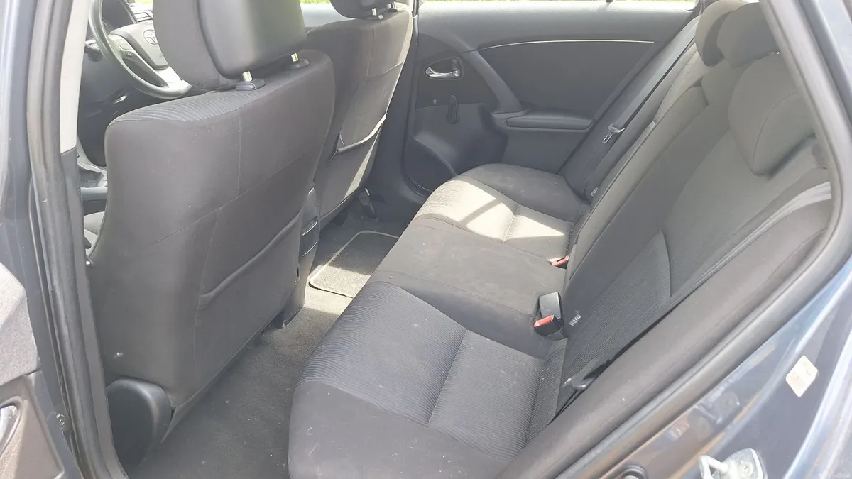 Toyota Avensis 2010 - Image 2