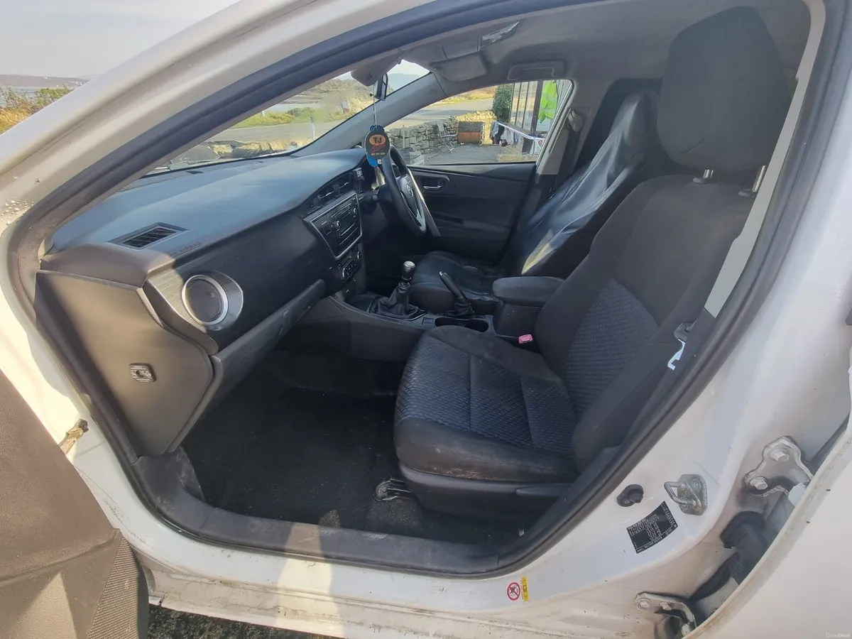Toyota Auris mini Van - Image 6