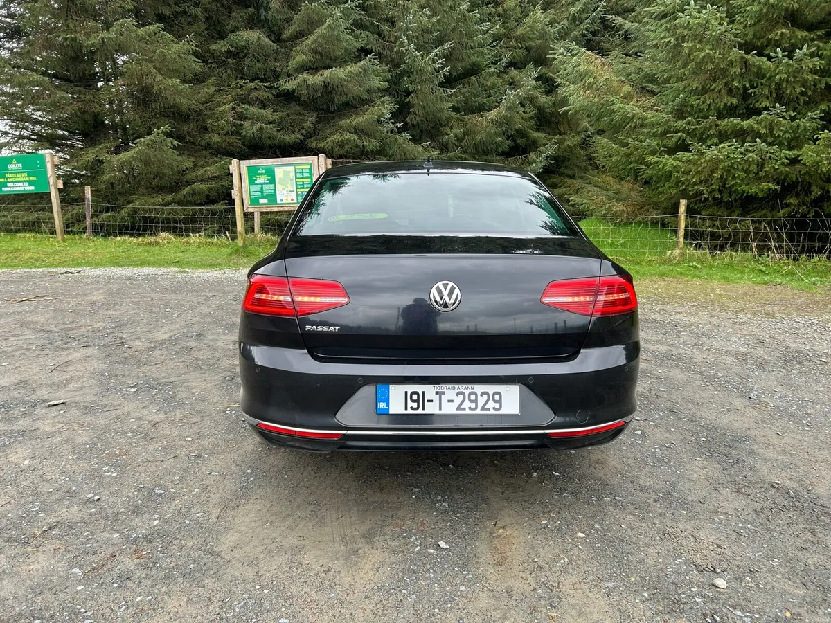 2L Auto Volkswagen Passat with panoramic sunroof - Image 4