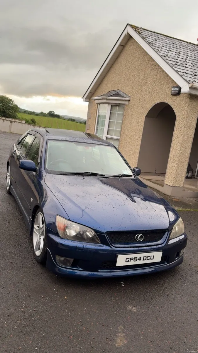 Lexus is200 SE - Image 4