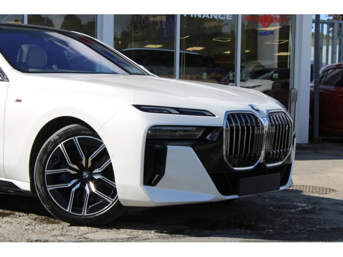 BMW i7 E-DRIVE 50 M SPORT - Image 4