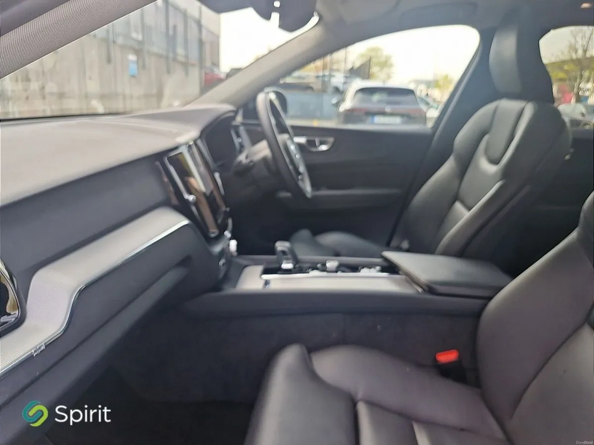 Volvo XC60 T6 Plug In Hybrid, AWD, Plus (Dark Them - Image 4