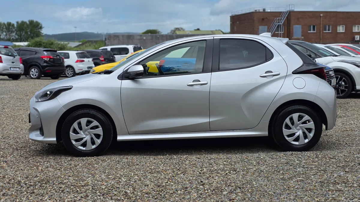 2022 Toyota Yaris Hybrid - Image 4