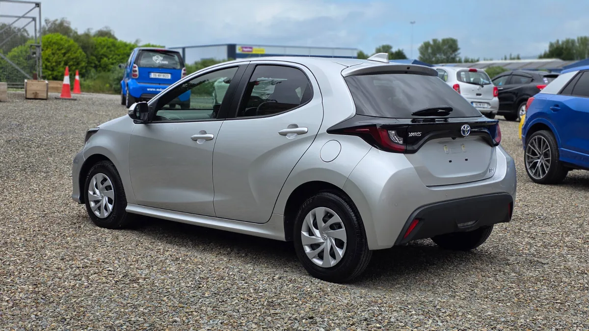 2022 Toyota Yaris Hybrid - Image 5