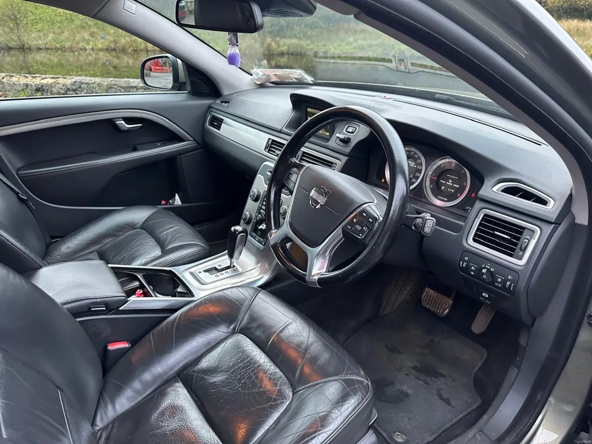 VOLVO V70 2012 - Image 2