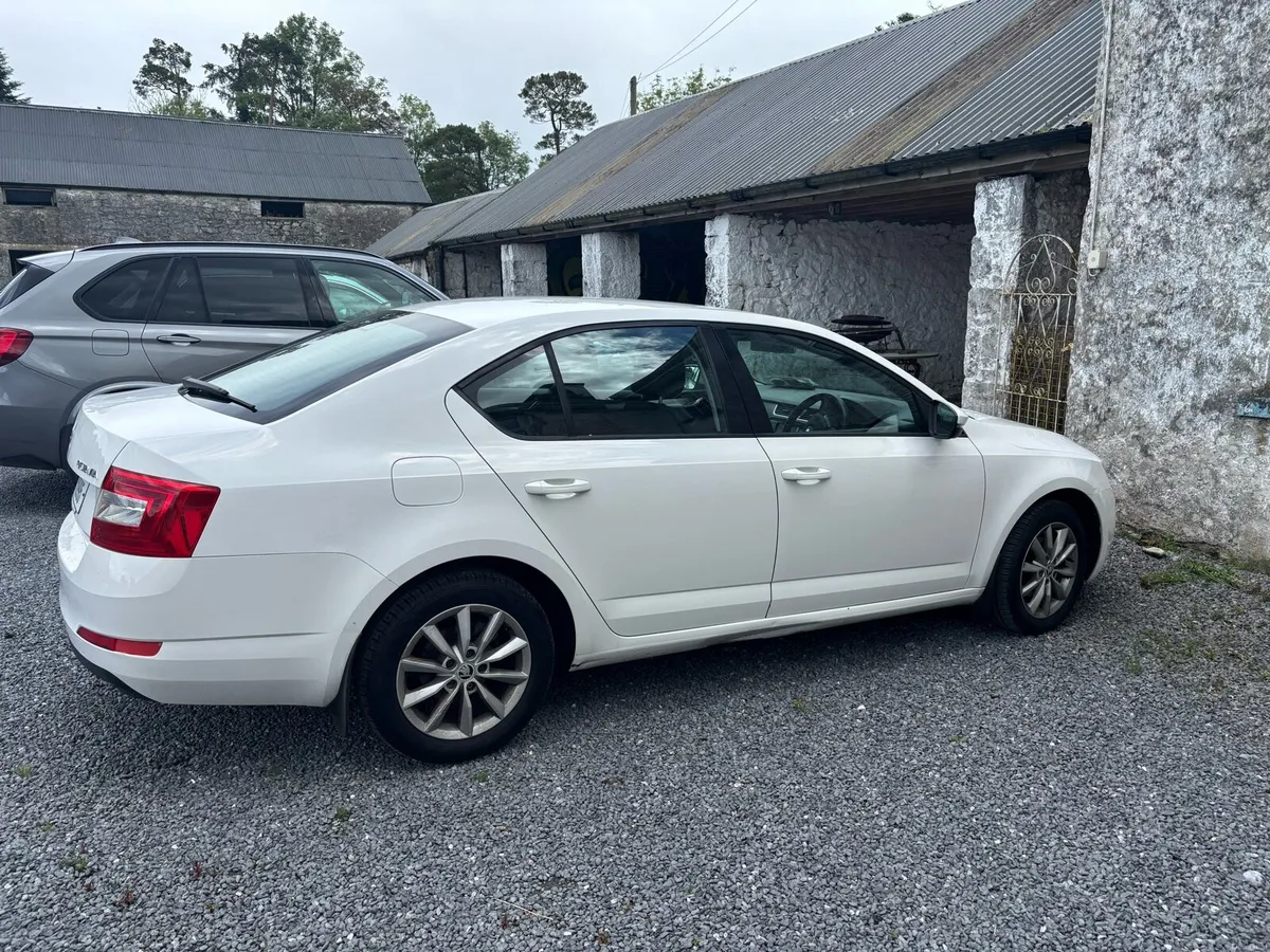 Skoda Octavia 1.6 TDI Saloon - Image 3