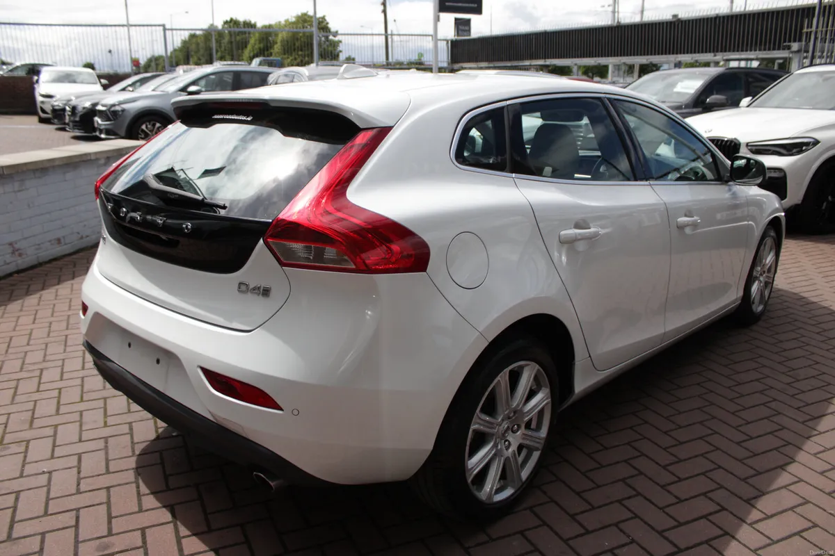 2020 VOLVO V40 D4 - Image 4