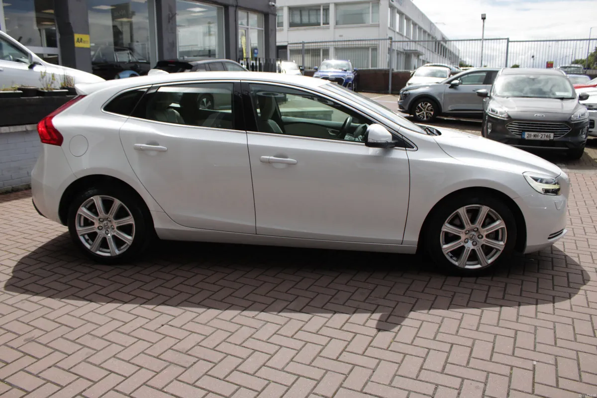 2020 VOLVO V40 D4 - Image 3