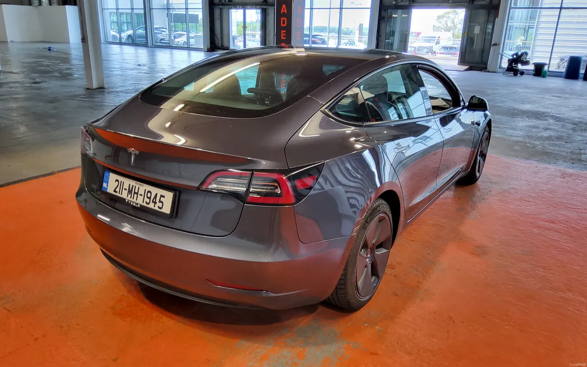 Tesla Model 3 2021 - Image 4