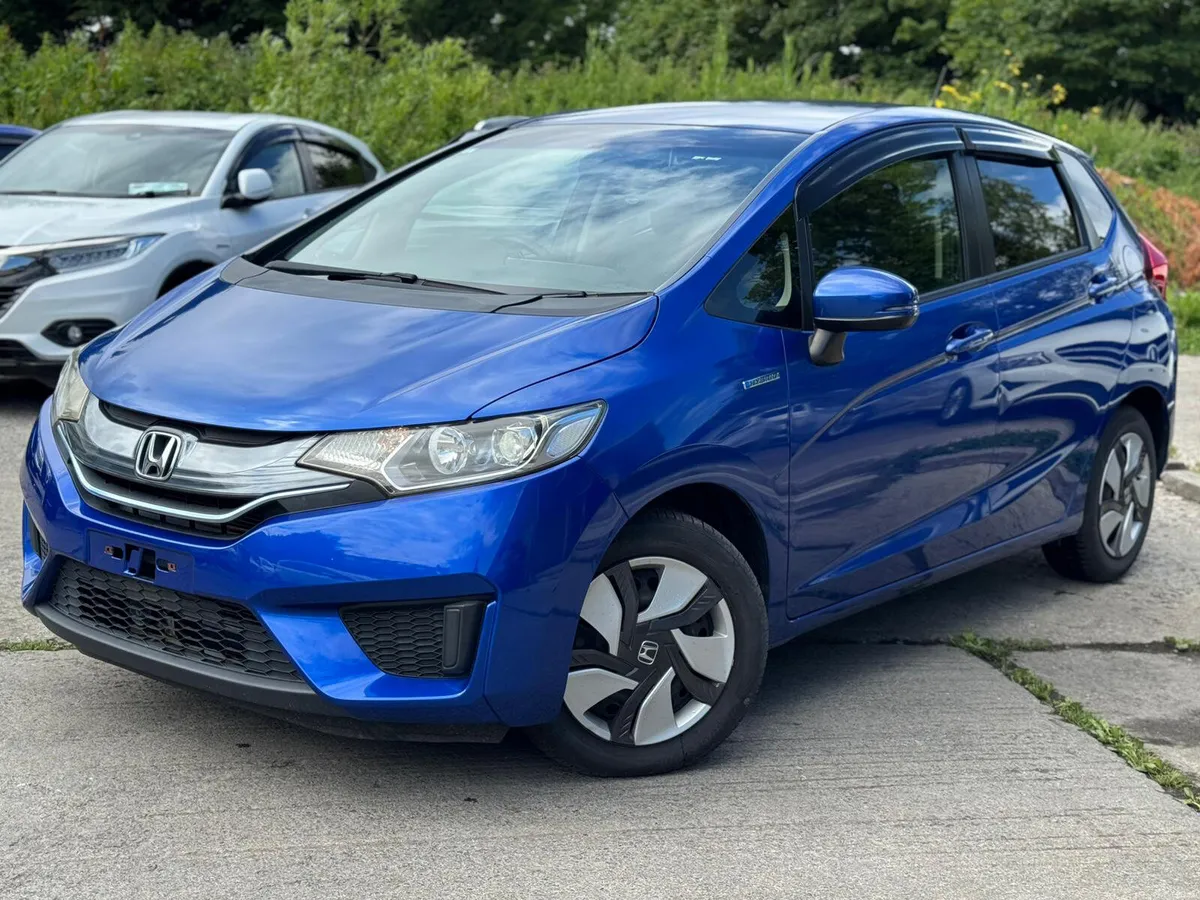Honda Fit 1.5 Hybrid Auto 36000kms 2015 - Image 3