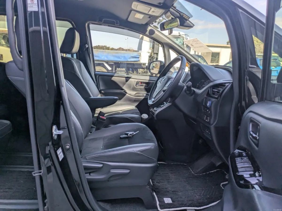 2021 Toyota Voxy 1.8 ATUO HV ZS KIRAMEKI TOP SPEC - Image 6