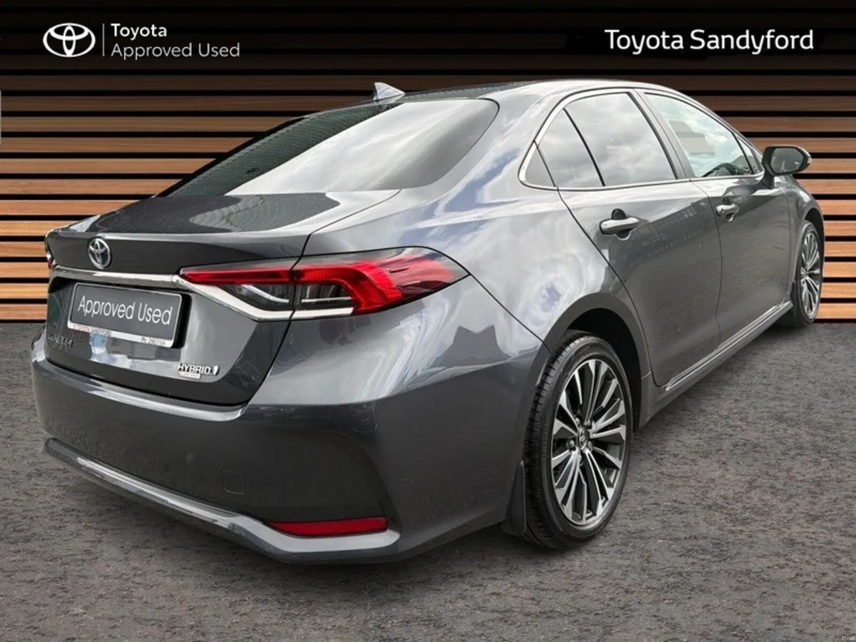 Toyota Corolla LUNA SPORT SALOON // HEATED SEATS / - Image 2