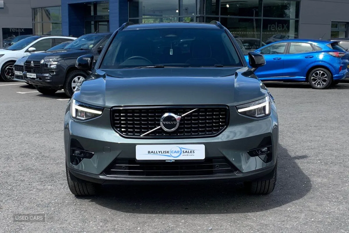 Volvo XC40 2.0 B4P 197PS Plus Dark Auto in Forest - Image 4