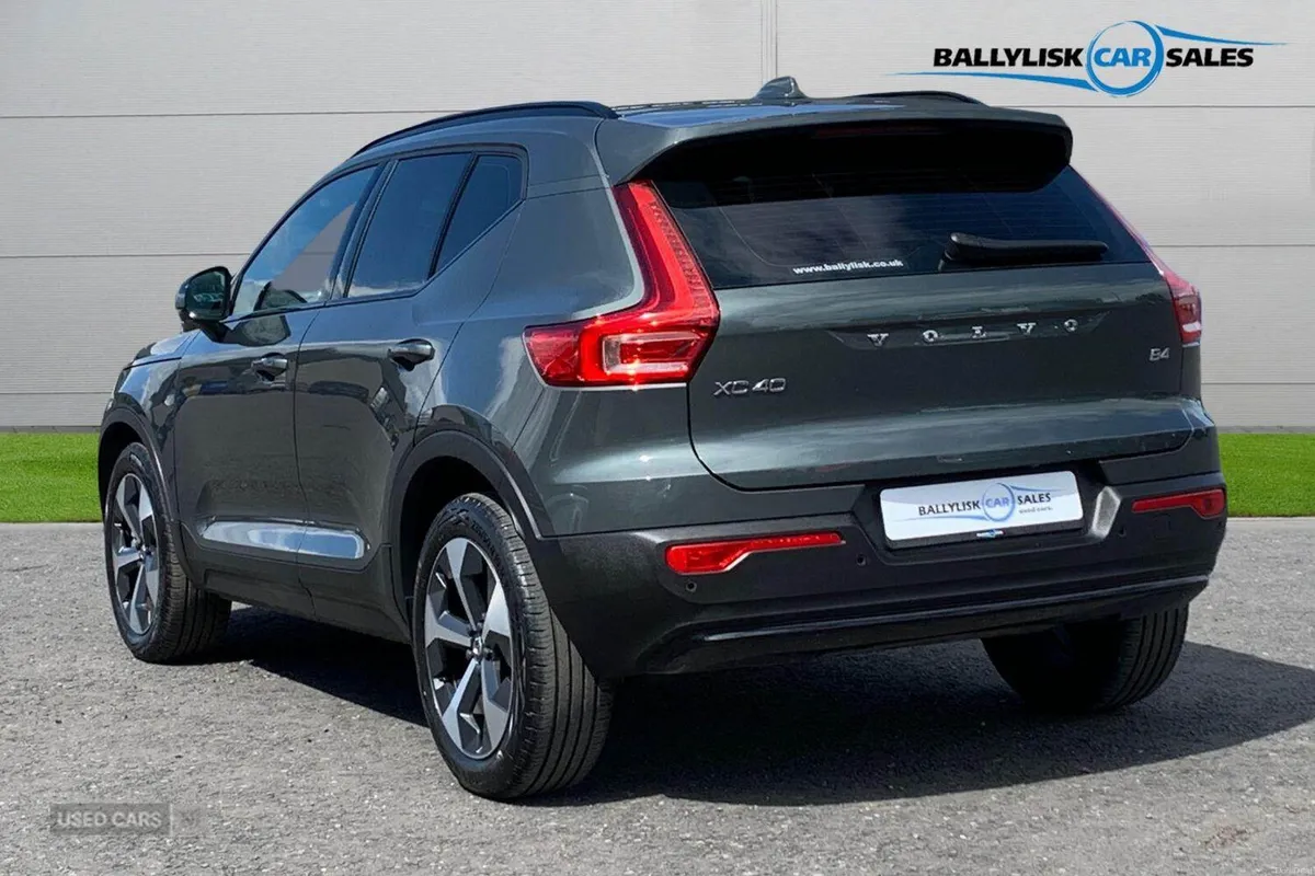Volvo XC40 2.0 B4P 197PS Plus Dark Auto in Forest - Image 2