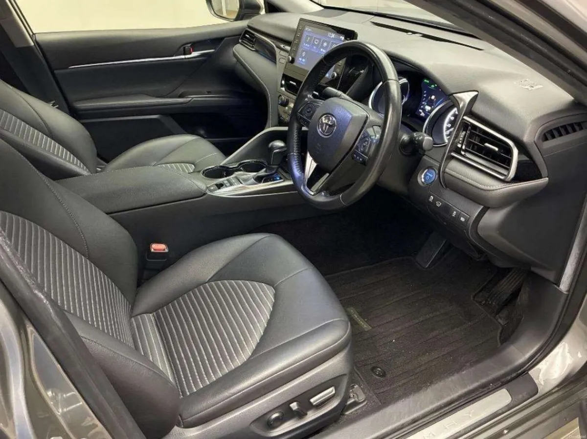 2021 Toyota Camry hybird automatic 1 owner - Image 6