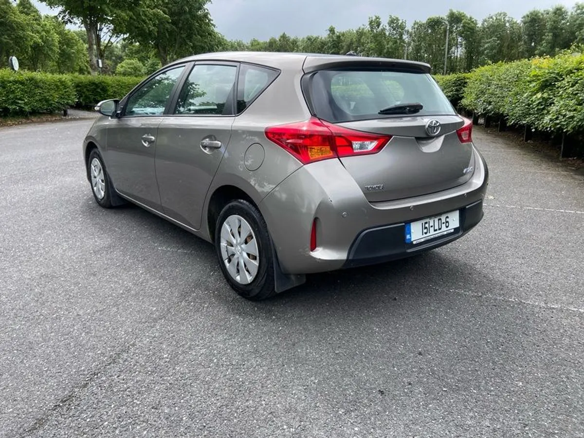 2015 Toyota Auris - Image 2