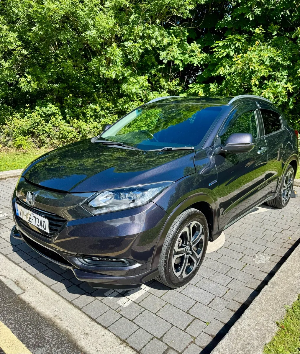 Honda Vezel 2017 Top Specs VERY LOW MILAGE - Image 2