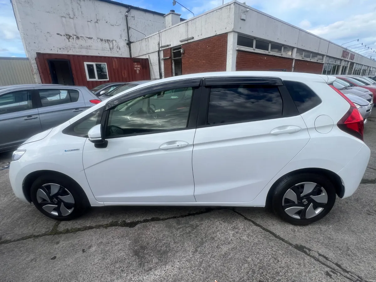 Honda Fit 2015 1.5 Hybrid Auto/ New Nct / warranty - Image 6