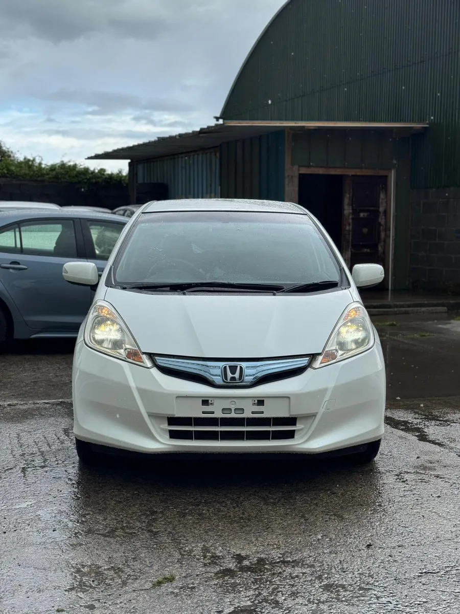 Honda Fit 1.3 Hybrid Auto 66000kms 2012 - Image 3