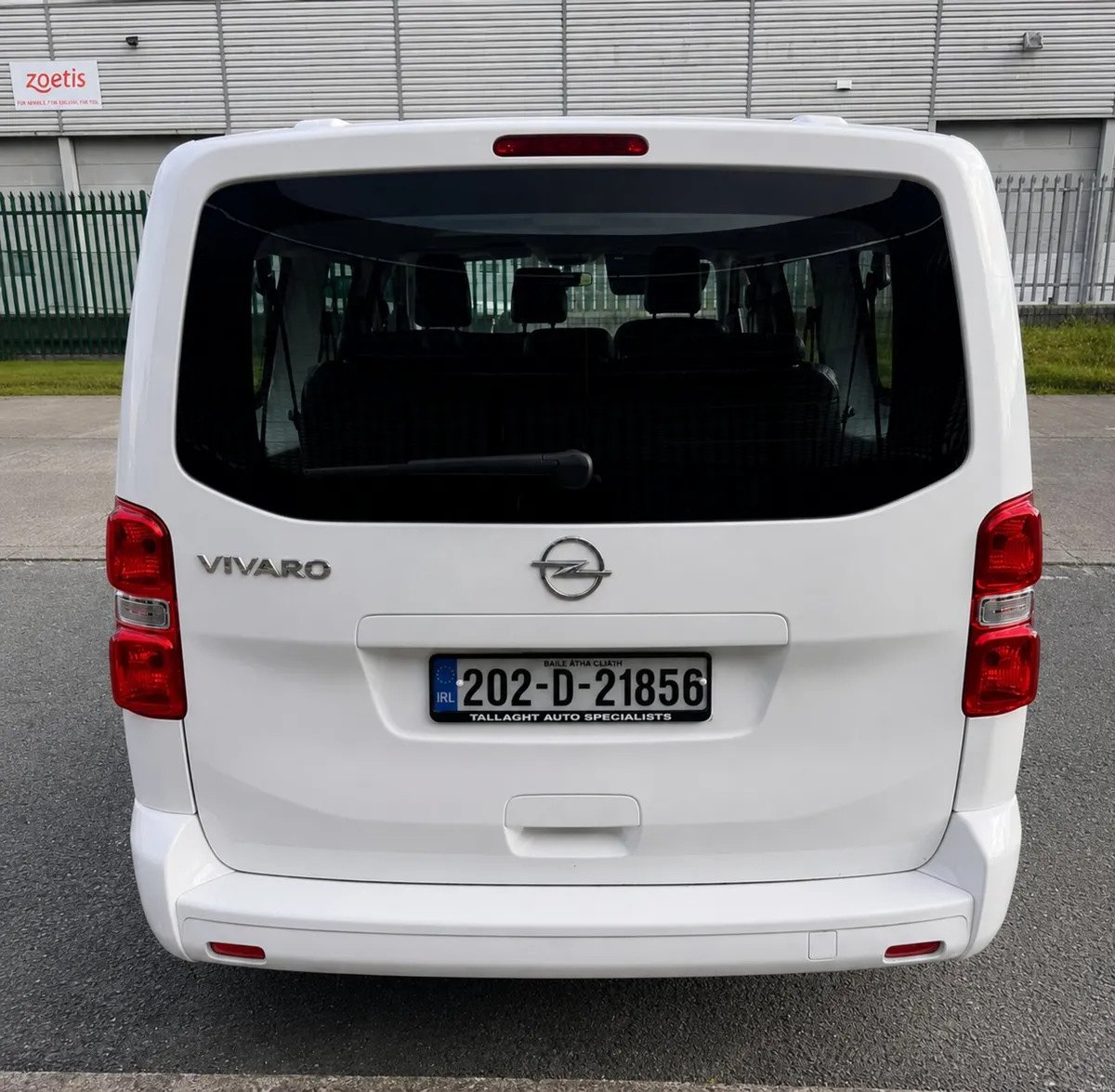 202D Vivaro 9 Seater Aircon/ Leather/Cruise Contro - Image 6