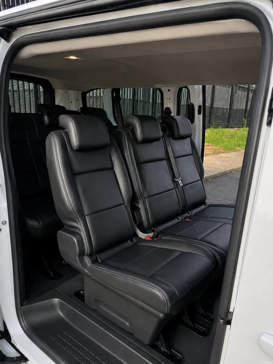 202D Vivaro 9 Seater Aircon/ Leather/Cruise Contro - Image 5
