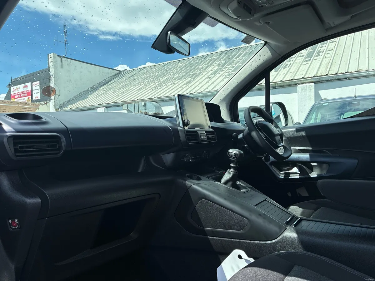 Peugeot Rifer Lowered Floor Wheelchair Access - Image 3