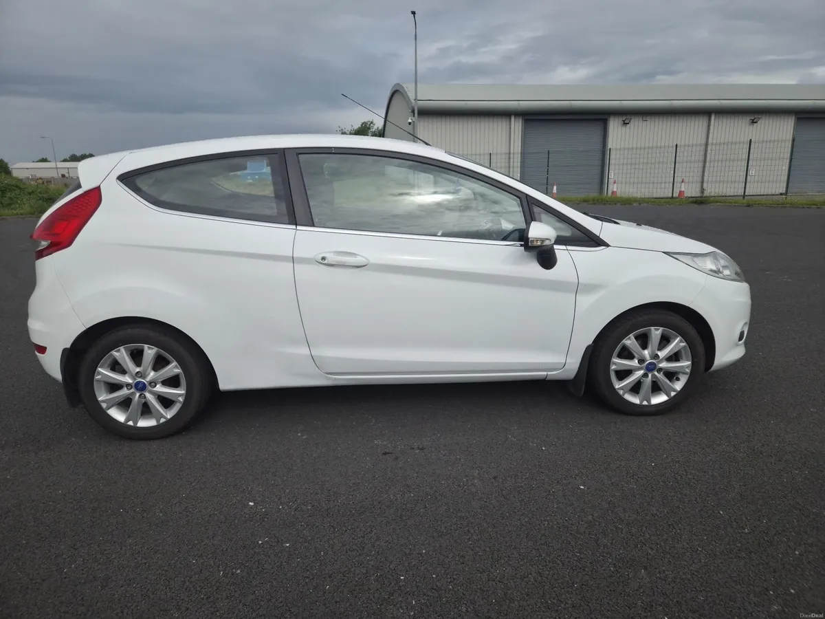 Ford Fiesta 2011 - Image 2