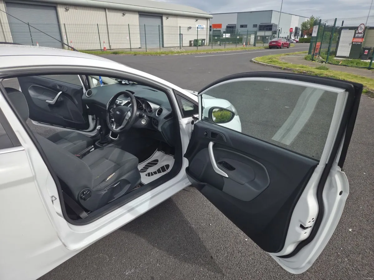 Ford Fiesta 2011 - Image 2