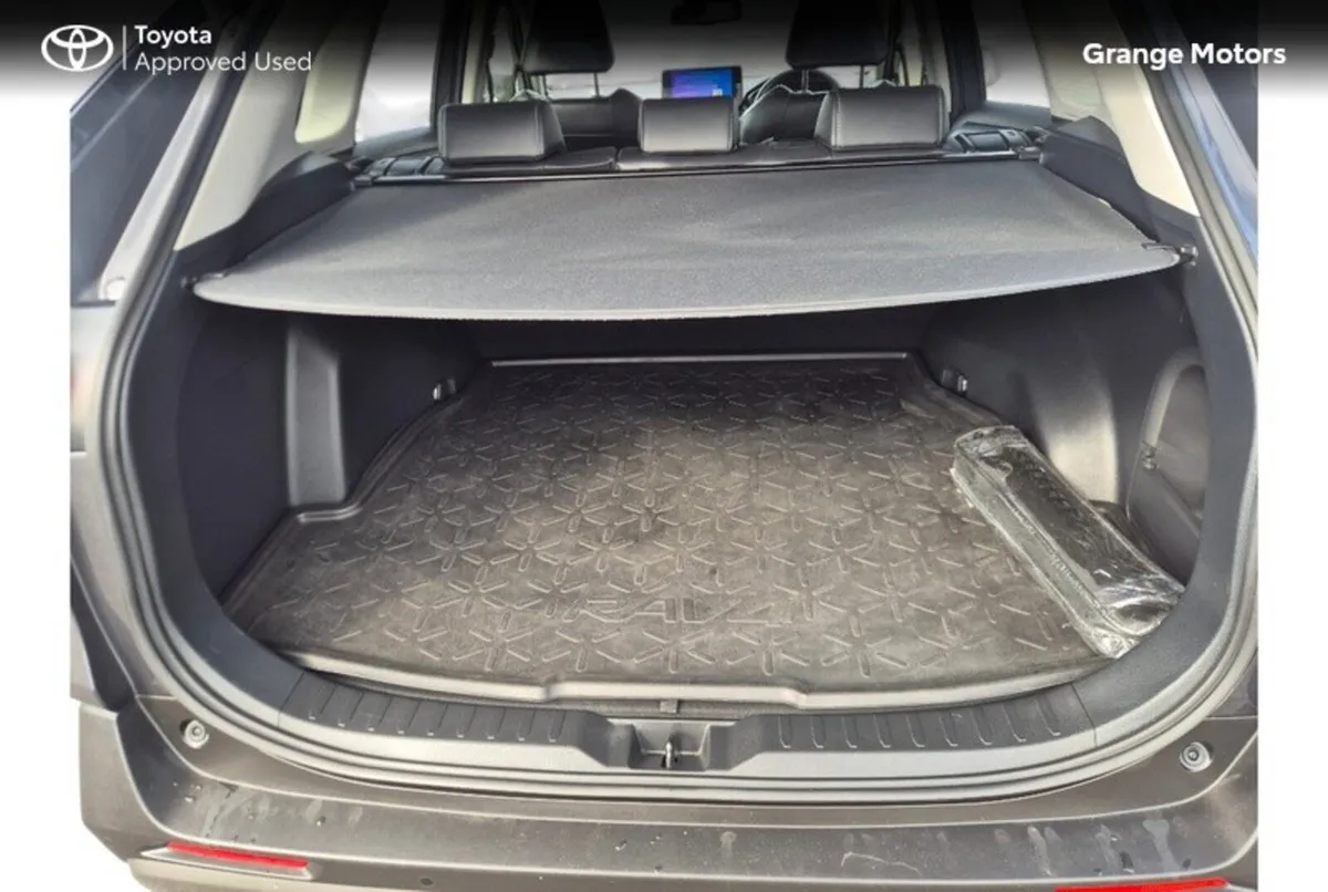 Toyota RAV4 2.5 HYBRID SOL 5DR - Image 6