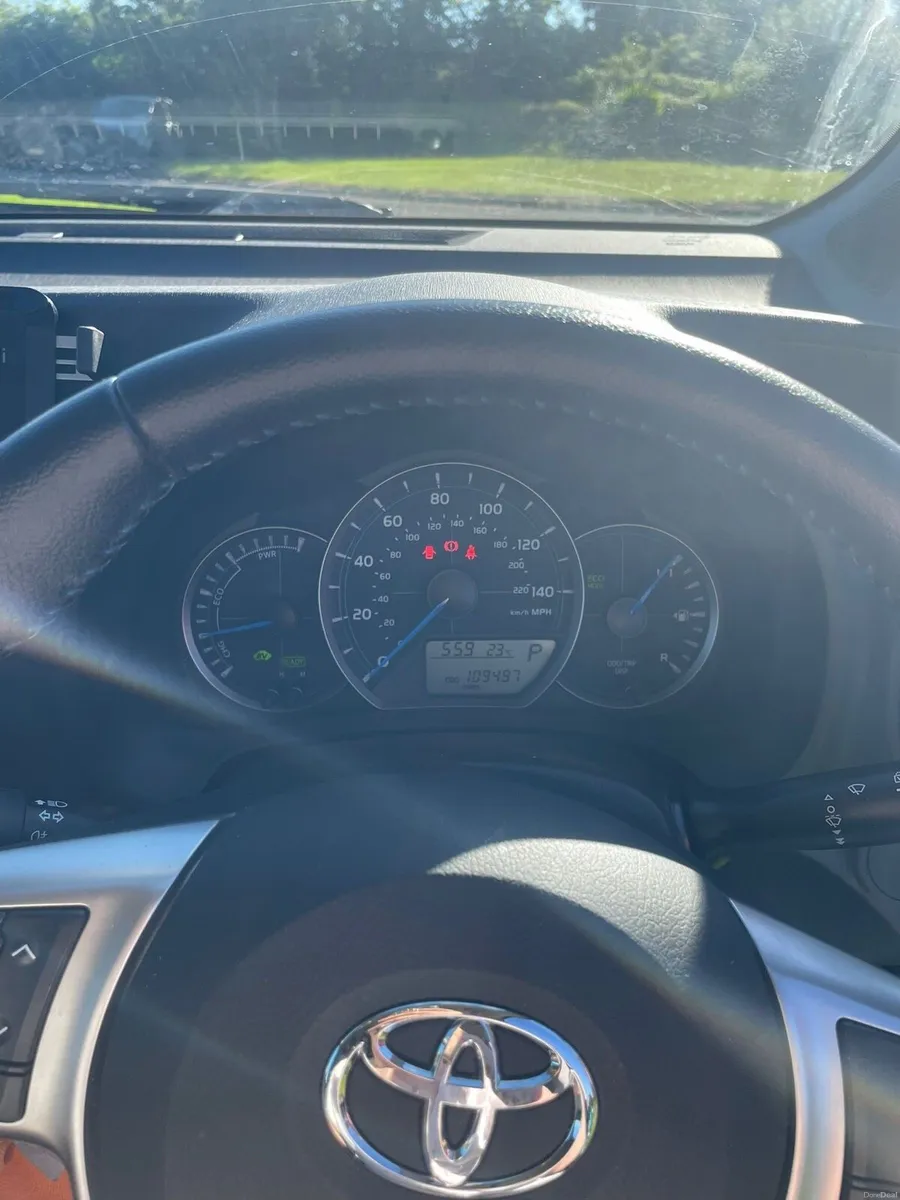 Toyota Yaris hybrid automatic - Image 4