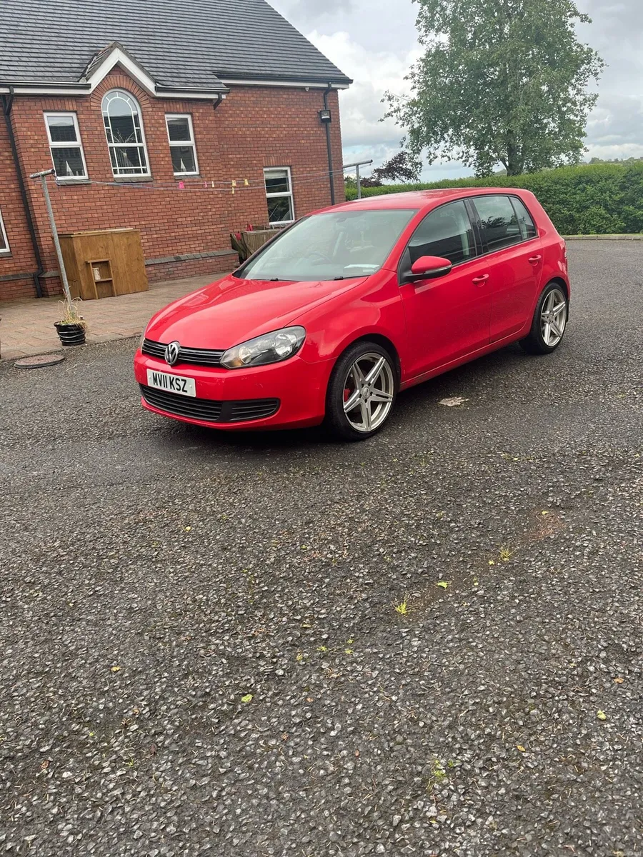 2011 Volkswagen Golf - Image 2