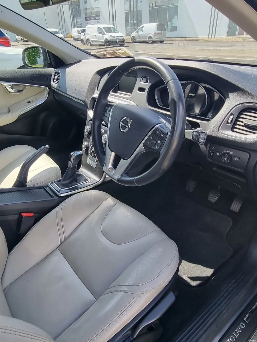 Volvo V40 2019 - Image 2
