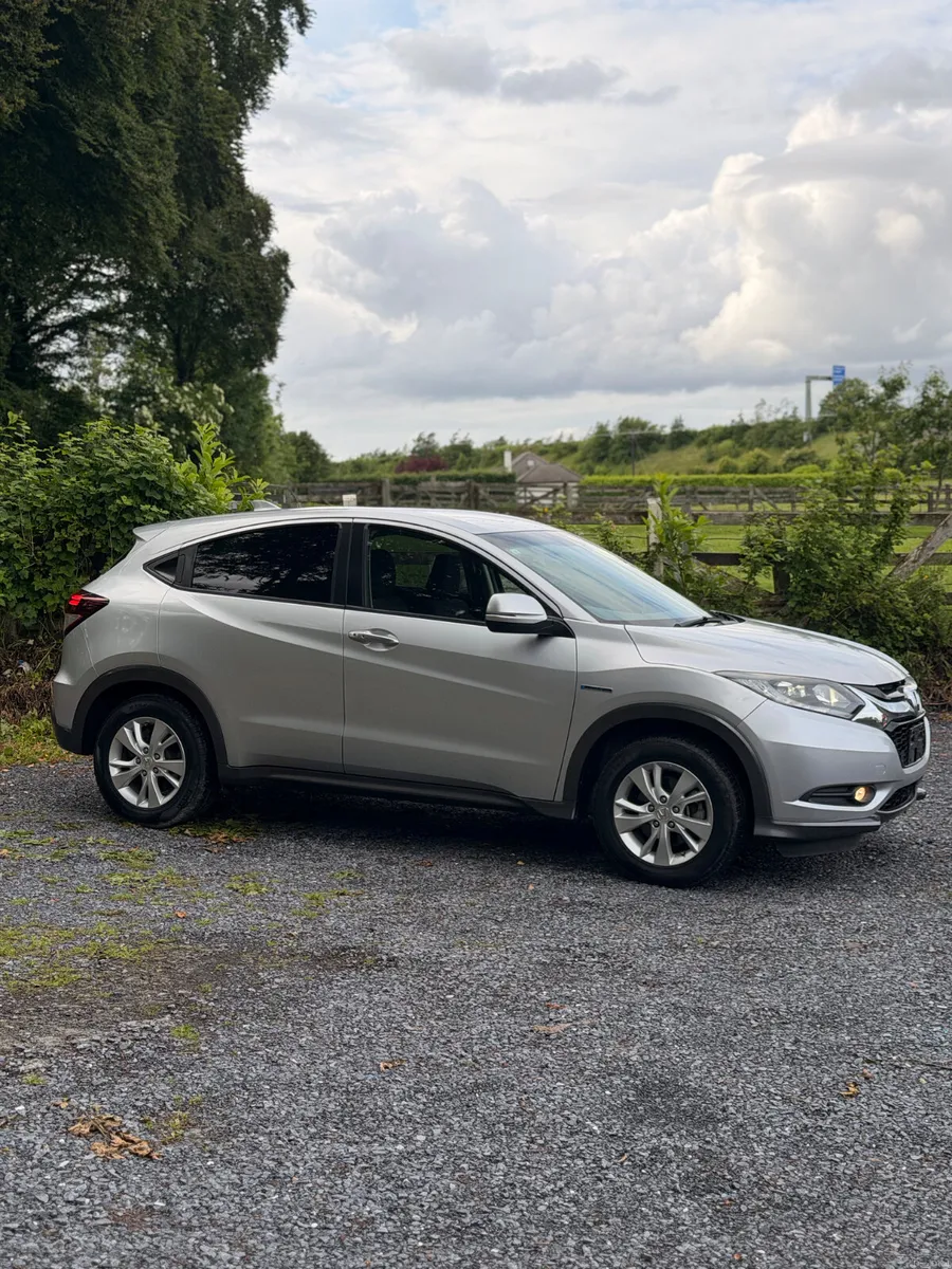 Honda Vezel | 2015 | 95,000 KM | Hybrid |AUTO|SUV - Image 2