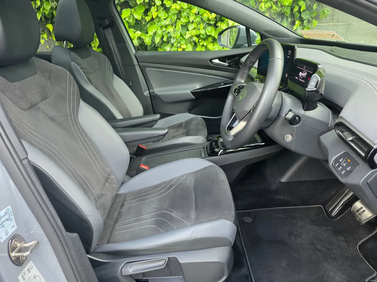 2023 Volkswagen ID5 77 kWh Style Pro - Pan Roof - Image 2