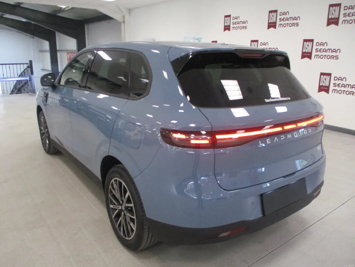 NEW LEAPMOTOR B-10 DESIGN HYBRID E.V - Image 6
