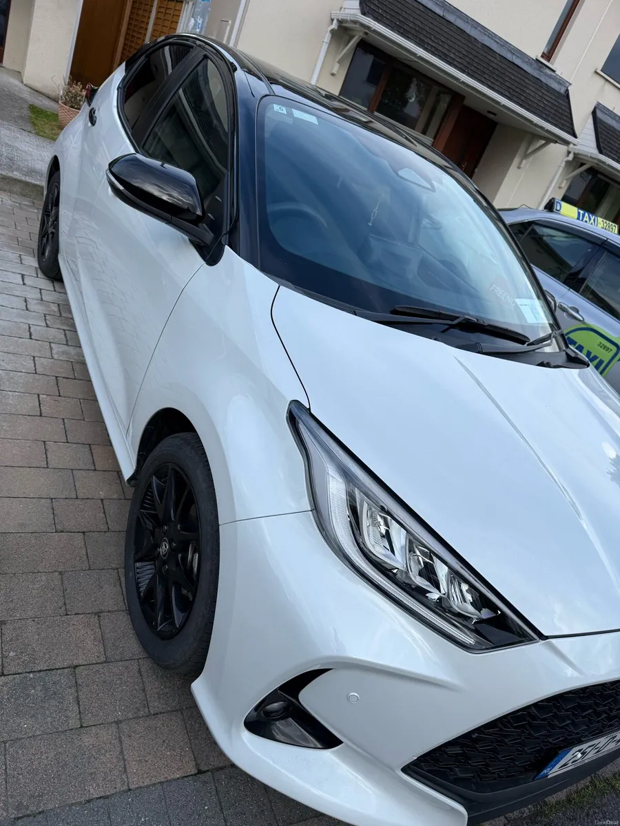 Toyota Yaris two-tone hybrid push start 2200km - Image 2