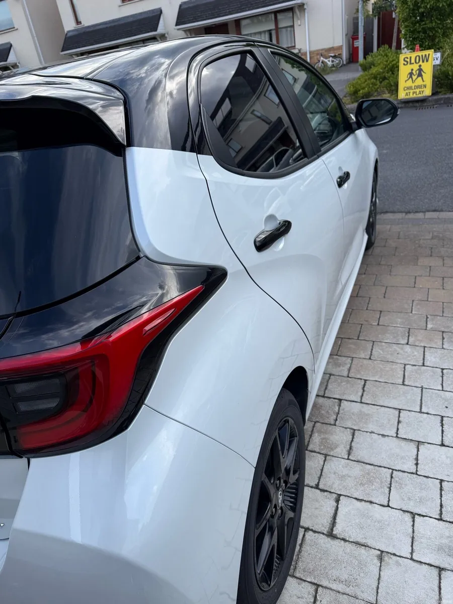 Toyota Yaris two-tone hybrid push start 2200km - Image 4
