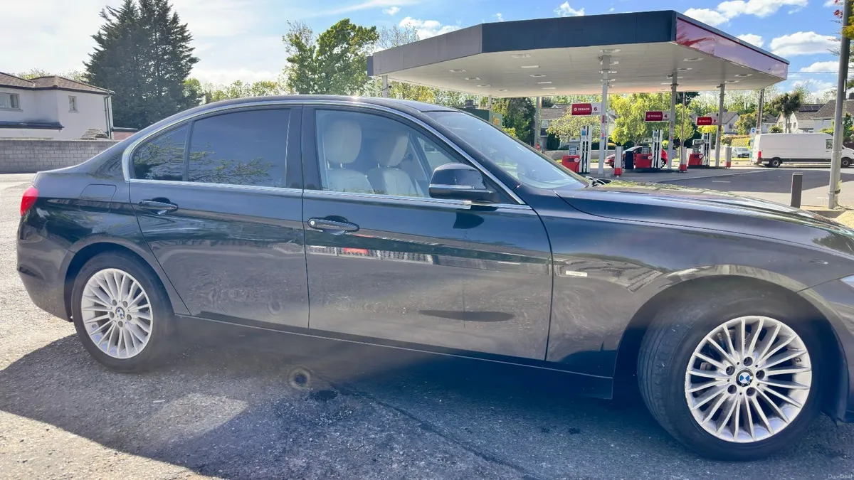 2015 BMW 320d SE Auto - Ex-Embassy- Carplay - Image 2