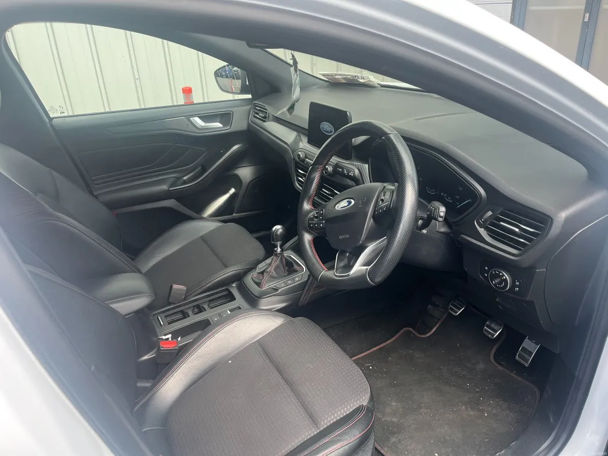 White Ford Focus ST Line  2020 - Image 4