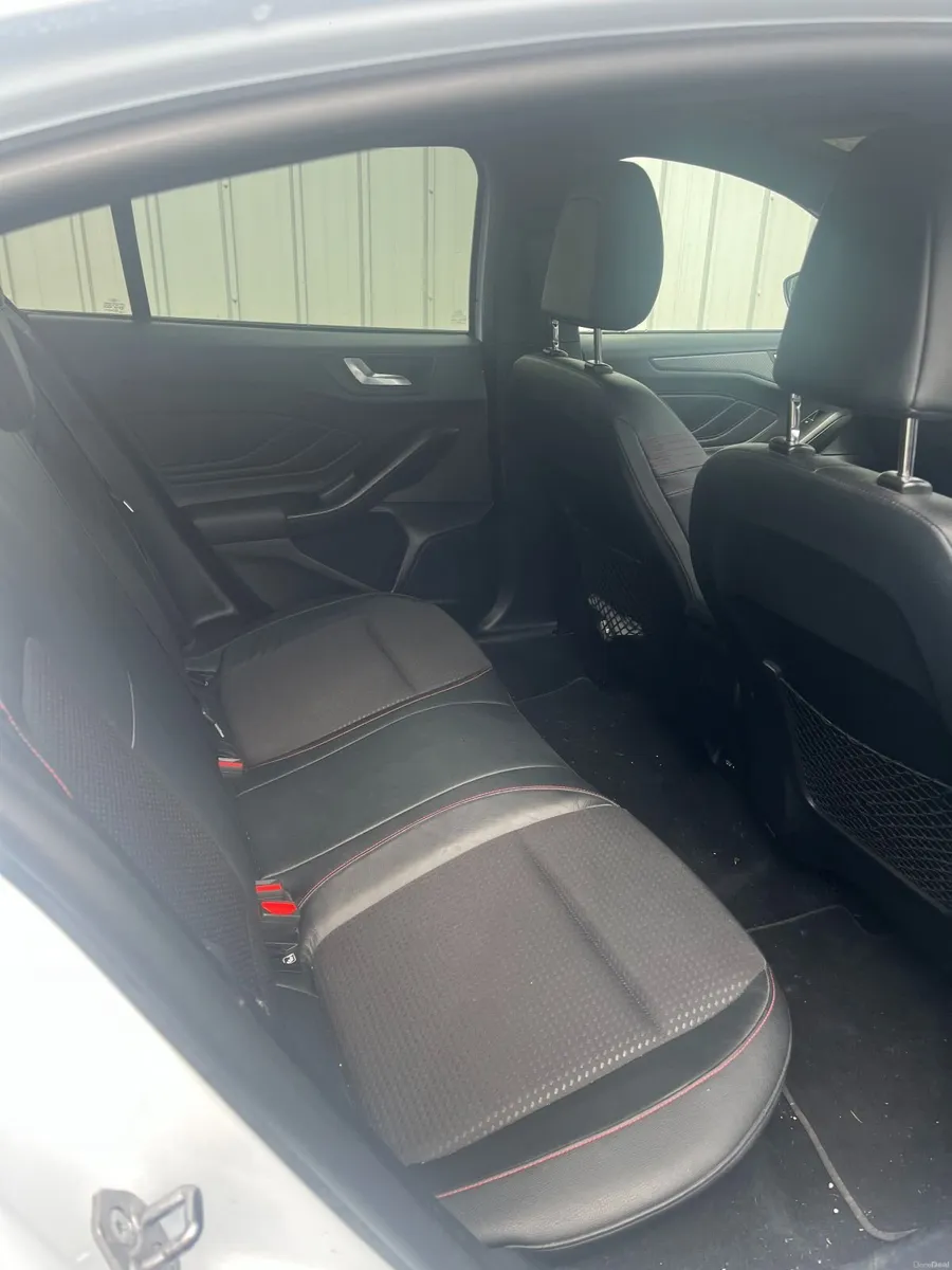 White Ford Focus ST Line  2020 - Image 6
