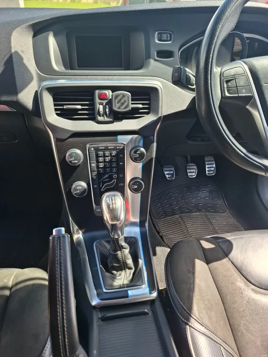 Volvo V40 2013 - Image 2